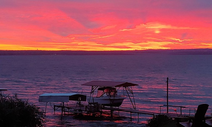 Town of Benton House | Cozy All Season Bungalow right on the Lake wine and brewery trail.