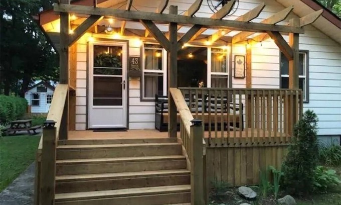 Balm Beach Cottage | Cozy All-Season Family Cottage in Balm Beach!
