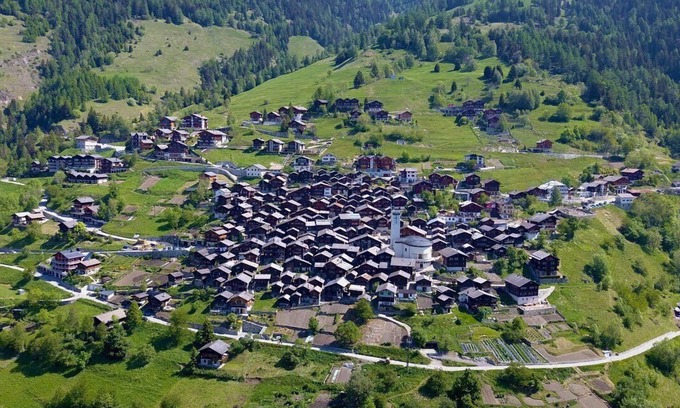 Albinen Apartment | Cozy and affordable apartment with a dream view near Leukerbad
