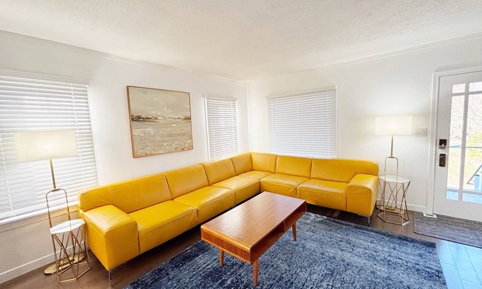 Kent House | Cozy and bright 4-bedroom cottage in Renton