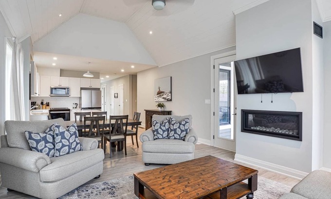 Minett Cottage | COZY AND BRIGHT 5 BR LAKE ROSSEAU COTTAGE W/GREAT VIEWS, POOL AND BEACH ACCESS!