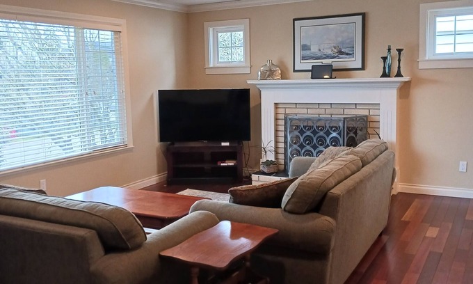 Delta House | Cozy and Bright Family Friendly Home