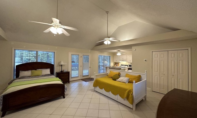 Sandersville Apartment | Cozy and Clean Guest House with Lake Access