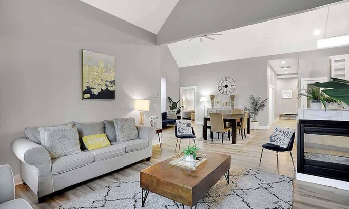 Fountain Square House | Cozy and Elegant 4 BR Home Perfect for Getaways
