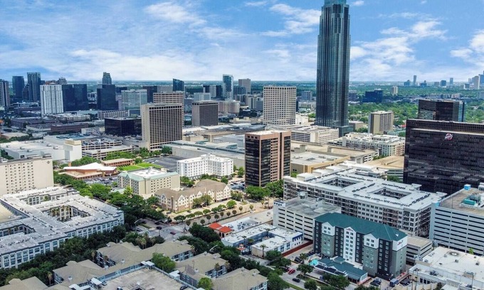 The Galleria Apartment | Cozy and Homey | 2-BD/1BT in the Galleria