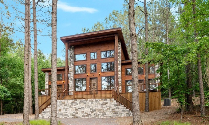 Broken Bow Cabin | Cozy And Inviting Cabin Retreat w Picturesque Outdoor space w Hot Tub, Firepit