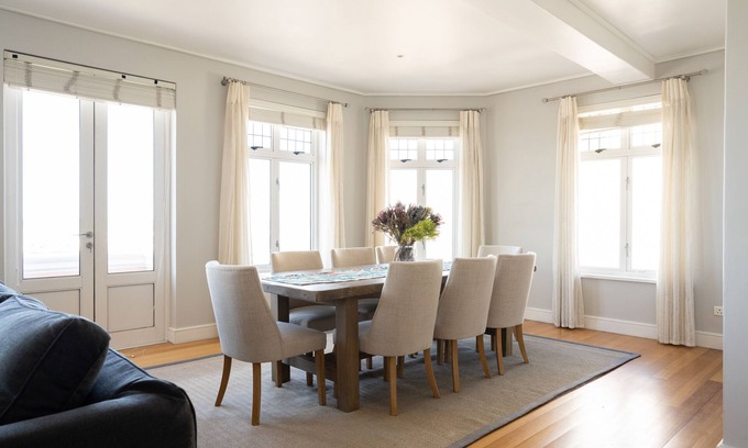 Kalk Bay Apartment | Cozy and luxurious apartment overlooking the Kalk bay Harbour.