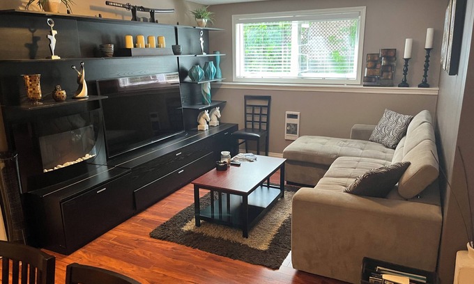 Saanich West House | Cozy and modern 3 bedroom In central location!