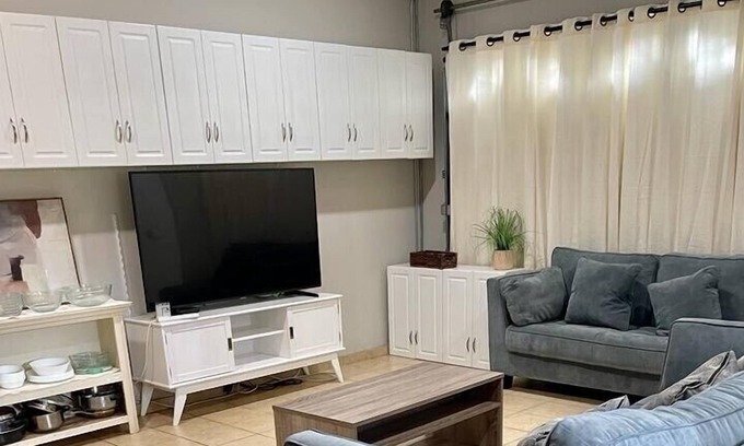 Tarzana Apartment | Cozy And Modern Casita in Prime Location