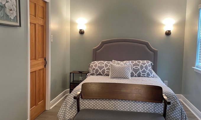 Kenner - Louis Armstrong International Airport Apartment | Cozy and Private1-bedroom guesthouse in Metairie with WiFi and other amenities