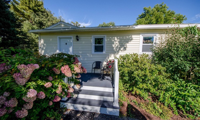 Williamstown House | Cozy and quaint country cottage, walk to downtown Williamstown