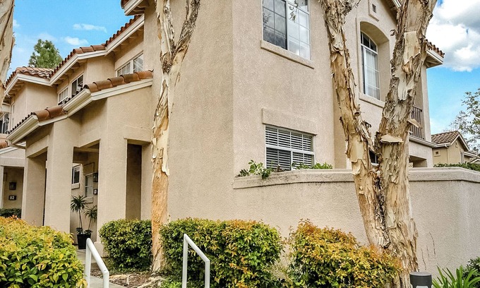 Orange Condo | Cozy and Quiet 2BD Condo in serene Orange. AC, WiFi & Walk to Parks & Shopping