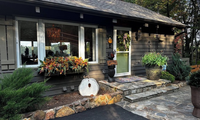 Roaring Gap Cottage | Cozy and Quiet Four Bedroom Cottage on a Golf Course in Glade Valley, NC.