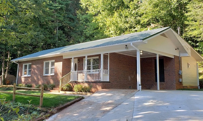 Clayton House | Cozy and Quiet Home-Clayton, Georgia
