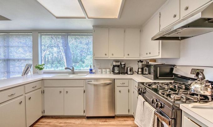 Barton Hills House | Cozy and Rustic Home with Big Yard Near Zilker