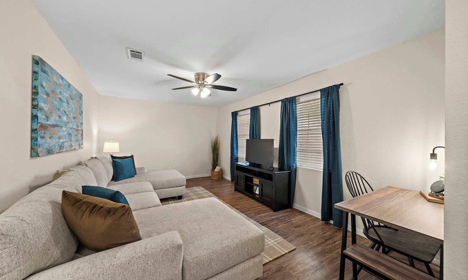 El Lago House | Cozy and Stylish 3-Bedroom Sanctuary