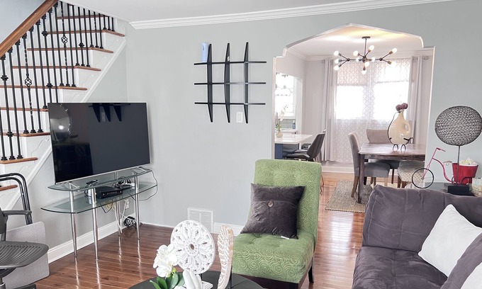 Eastwick House | cozy and stylish! minutes from airport, sports complex and other attractions