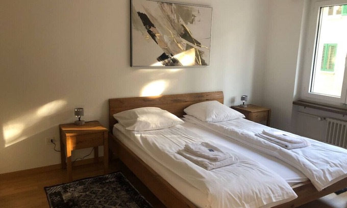 Hirslanden Apartment | Cozy and sunny 2BR flat in the city center (Sky10)
