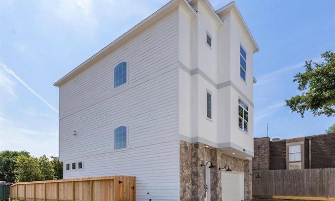 Briarforest House | Cozy and Welcoming Home with 4 bedrms, 4 bathrms