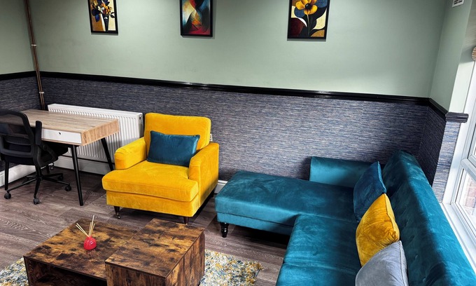 Little Hay Apartment | Cozy apartment, 10 min from B'ham Airport/NEC/HS2 sleeps up to 6, King bed, Wifi