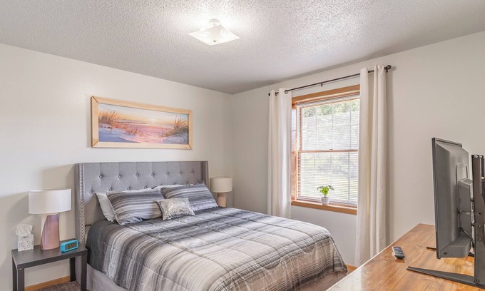 Jefferson City Apartment | Cozy Apartment+ 6 Min to State Capitol + Private Driveway