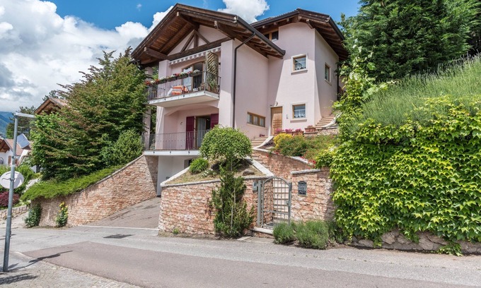 Cagno Apartment | Cozy Apartment "Casa Weekend" with Lake and Mountain Views and Wi-Fi