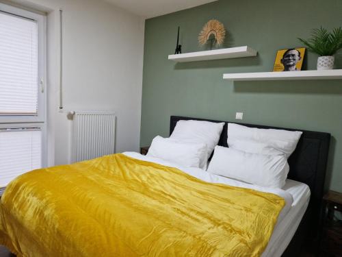 Cloppenburg Apartment | Cozy Apartment: Design Superior Suite Zentral - Küche - Balkon