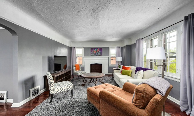 Shaker Heights Apartment | Cozy Apartment in Safe Area ~ 15 min from Cleveland Clinic ~ Long Stays Welcome