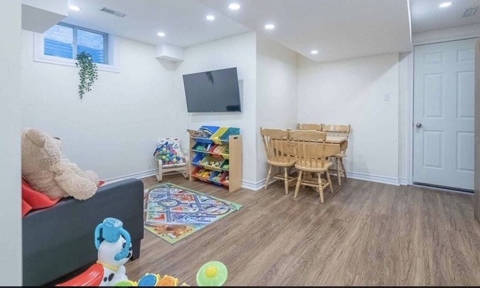 Barrie House | Cozy apartment in basement close to Georgian Mall