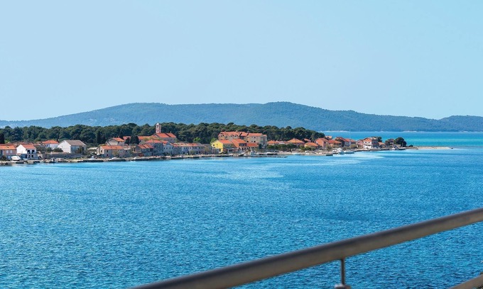 Brodarica Apartment | Cozy apartment in Brodarica with WiFi