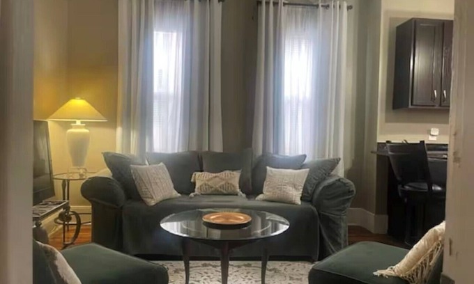 SoHo House | Cozy apartment in charming Mediterranean Spanish Duplex in Historic Hyde Park