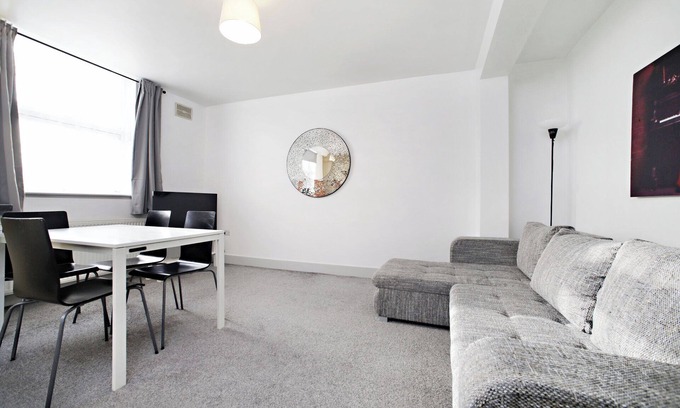 Addison Apartment | Cozy Apartment in Kensington