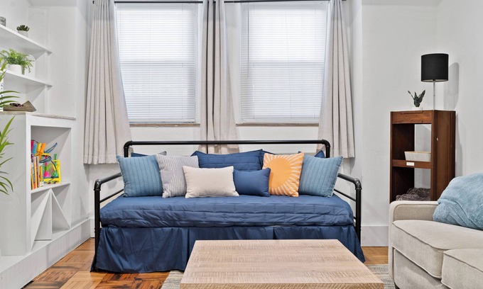 Old Town Triangle Apartment | Cozy Apartment in Lincoln Park