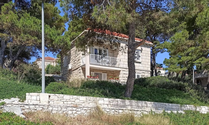 Lumbarda Apartment | Cozy apartment in Lumbarda with WiFi
