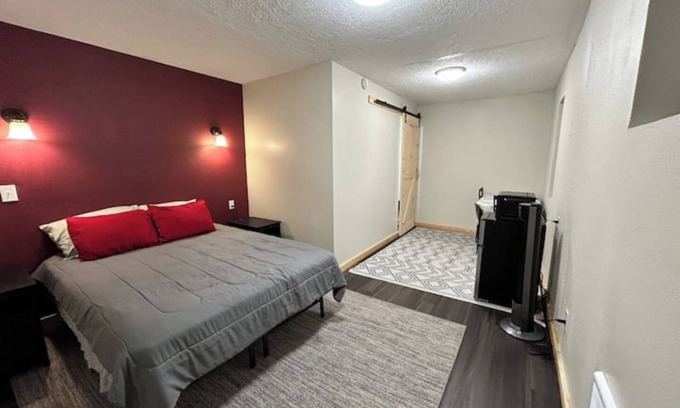 Browning Apartment | Cozy apartment near GNP!