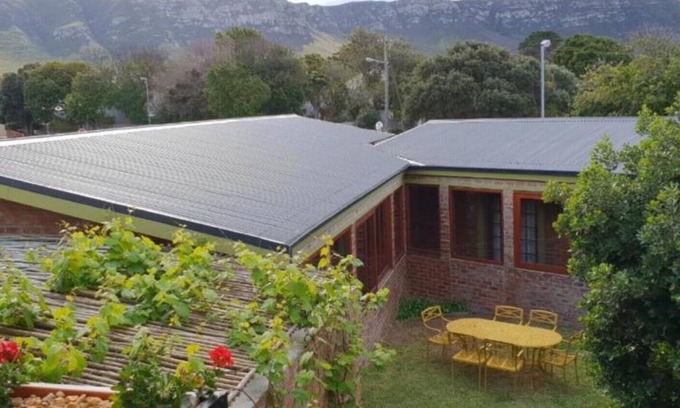 Eastcliff Apartment | Cozy Apartment with Garden View