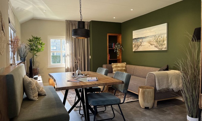 Baaiduinen Apartment | Cozy apartment with excellent kitchen and spacious bathroom.