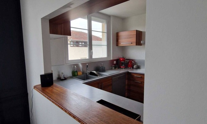 Libourne Apartment | Cozy apartment with terrace, close to train station and city centernn