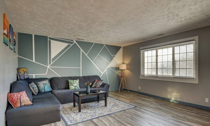 Council Bluffs Apartment | ♔ Cozy Apt A Stone's Throw away from Downtown ♔