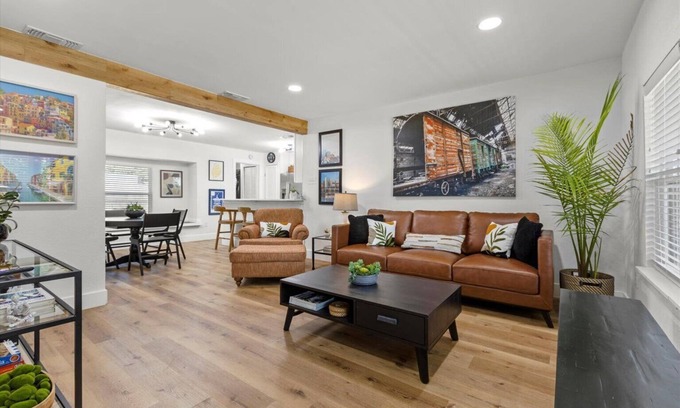 Central Arlington House | Cozy Arlington Bungalow 4/Mins to AT&T Stadium/Globe Life Field