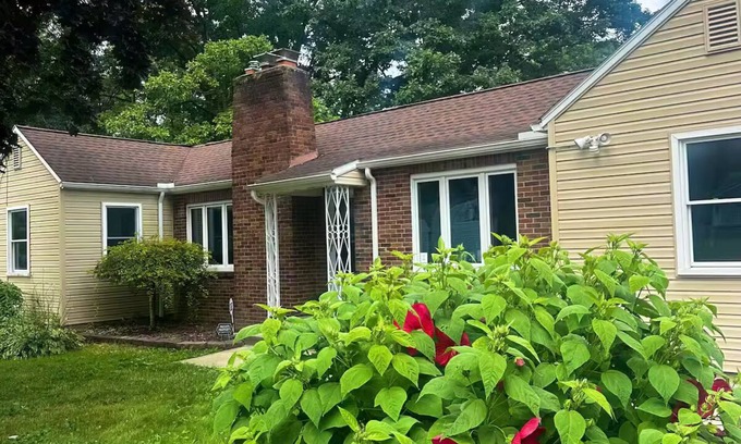 Youngstown House | Cozy Art & Nature Getaway