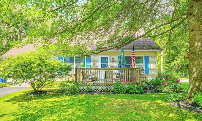 Auburn Cottage | Cozy Auburn Retreat w/Hot Tub - Walk to Lake