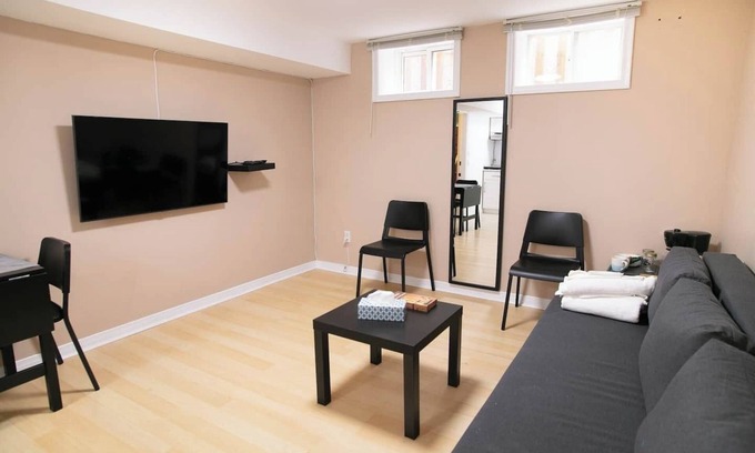 Richmond Hill House | Cozy Bachelor Suite w/Private Entrance & Parking
