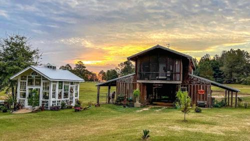 Georgia Coast House | Cozy Barn Stay: A Perfect Retreat for Animal Lovers in Danville, Georgia