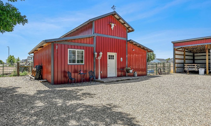 Kuna House | Cozy Barnhouse Retreat for Two with Fireplace Near Boise