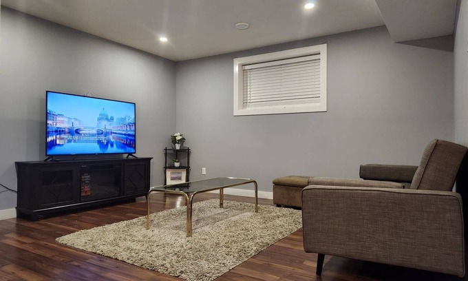 Regina Apartment | Cozy Basement Apartment+Private Entrance+Laundry.