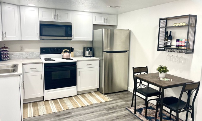 Woodland Estates Apartment | Cozy Basement Apartment