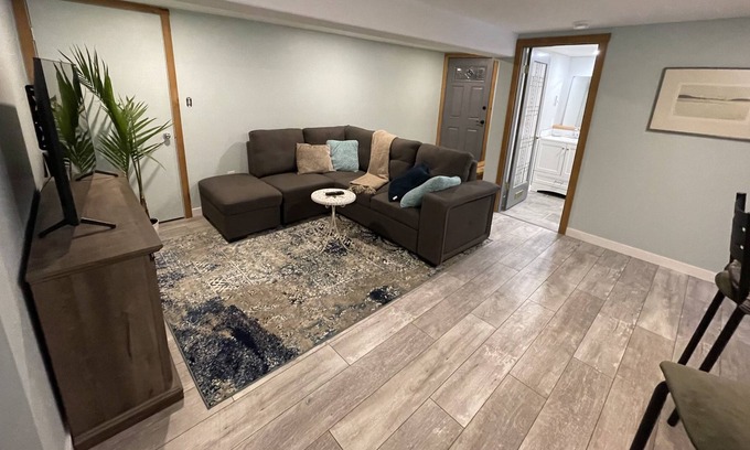Cumberland Bed & Breakfast | Cozy basement suite- Cumberland, close to bike trails