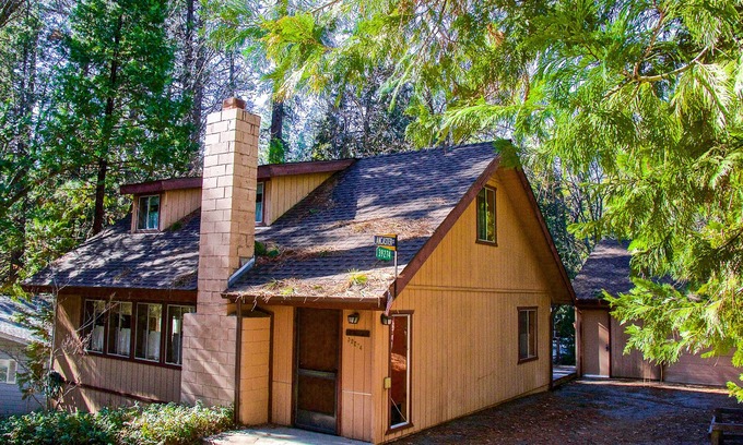 Bass Lake Cabin | Cozy Bass Lake home in Willow Cove with fireplace, grill & deck