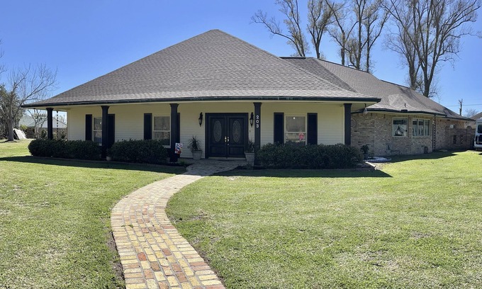 Bourg House | COZY BAYOU - Spacious Home on Bayou Petit Caillou. nSLEEPS 14